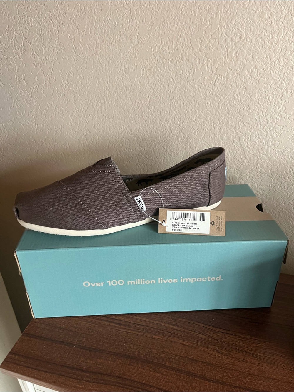 NWT Toms 9.5 W Classic Slip-On Flat in Charcoal Gray
